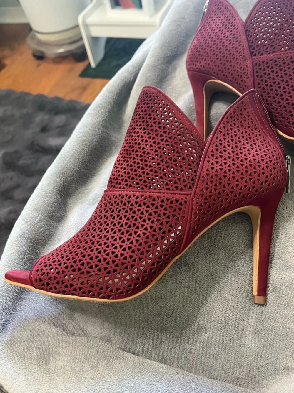 Vince Camuto Red Laser-Cut Peep-Toe Stiletto Booties Size 8.5 - Picture 12 of 17